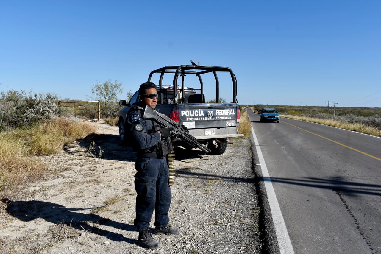 La policía vigila una carretera en el norte de México ante los crecientes casos de violencia por parte de grupos armados. (Archivo)