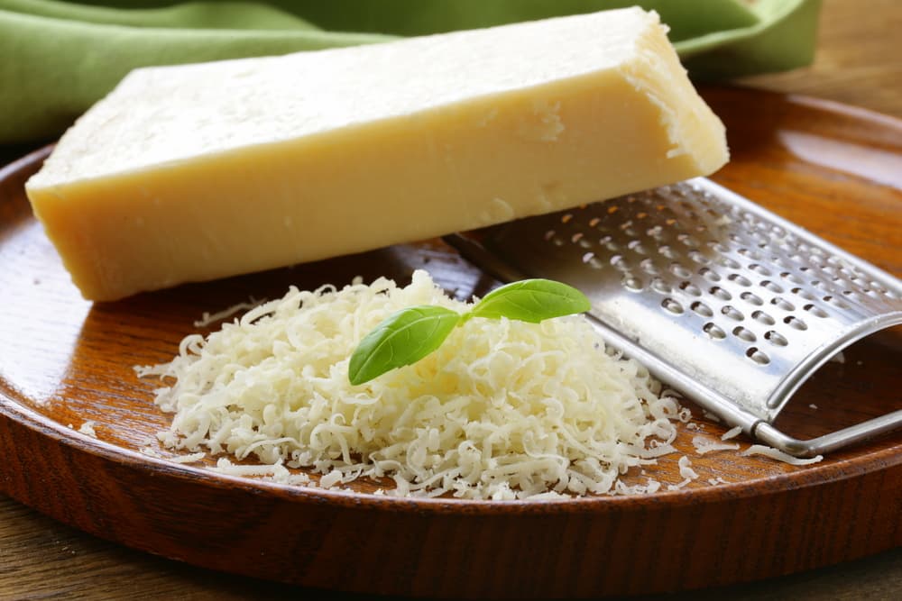 El queso parmesano en el grupo de los lácteos es el que más proteínas te da.