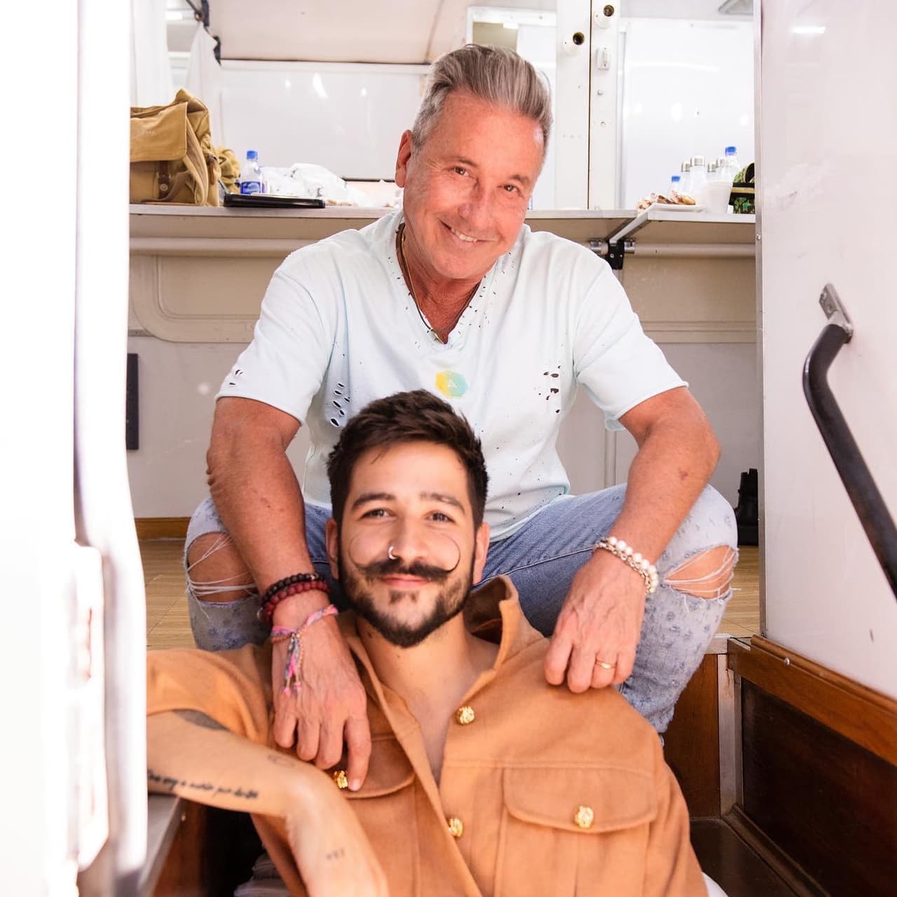 "Cuando nació Evaluna, Marlene, mi esposa, dio por cerrada la fábrica y así nos quedamos. Pero ahora entre nietos, nueras y yerno, somos una familia grande, ¡y los que faltan!", compartió con Oh! Magazine.
<br>