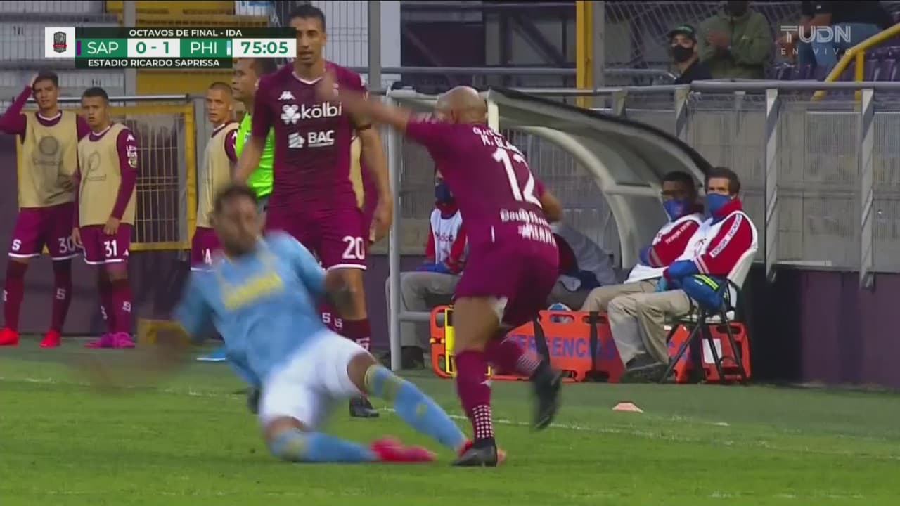 ¡Criminal patada! Matthew Real va a ‘romper’ a Ricardo Mora