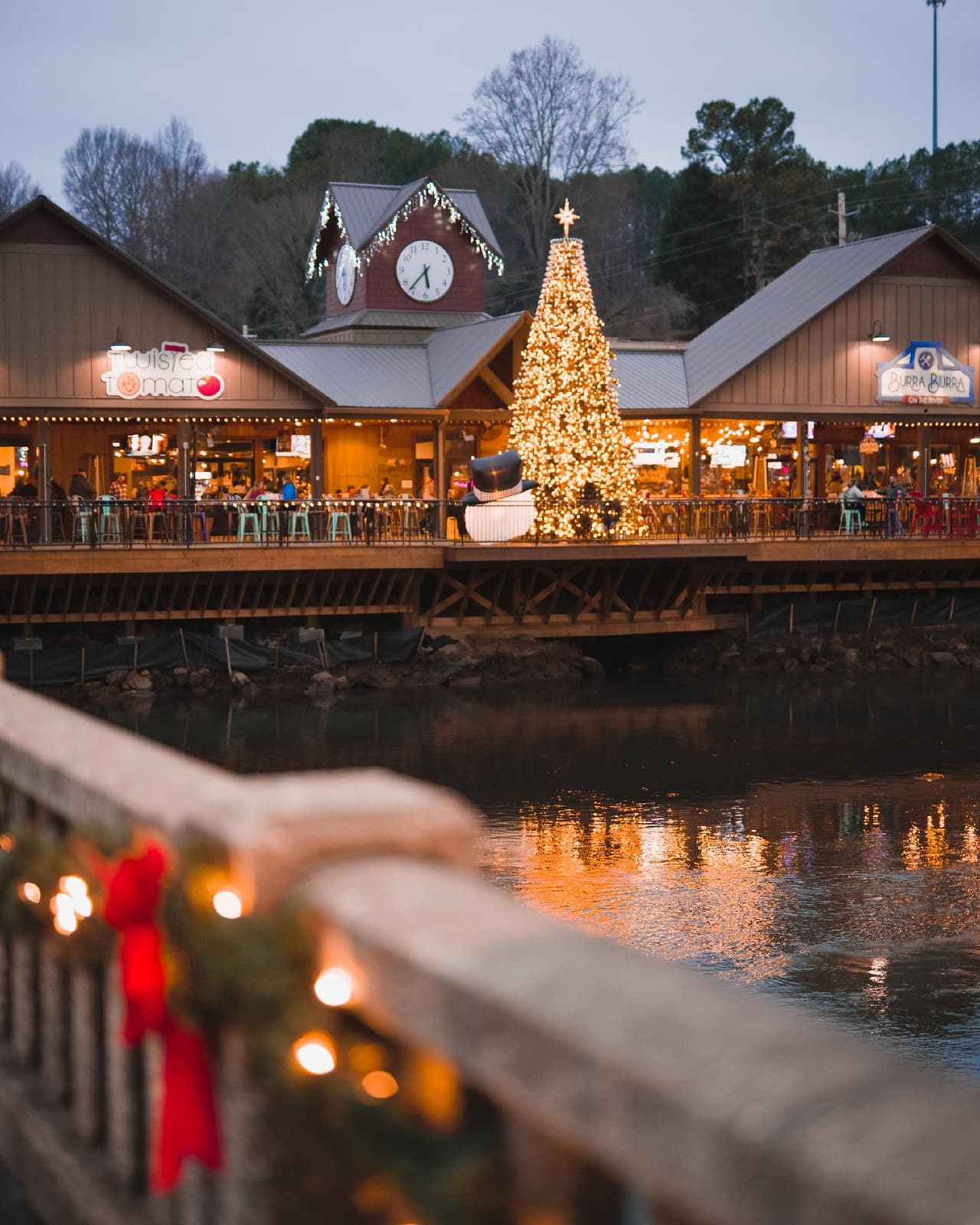 En el caso de la opción de 4 horas, el viaje cuenta con una escala de dos horas en la línea que divide a McCaysville, Georgia, de Copperhill, Tennessee.