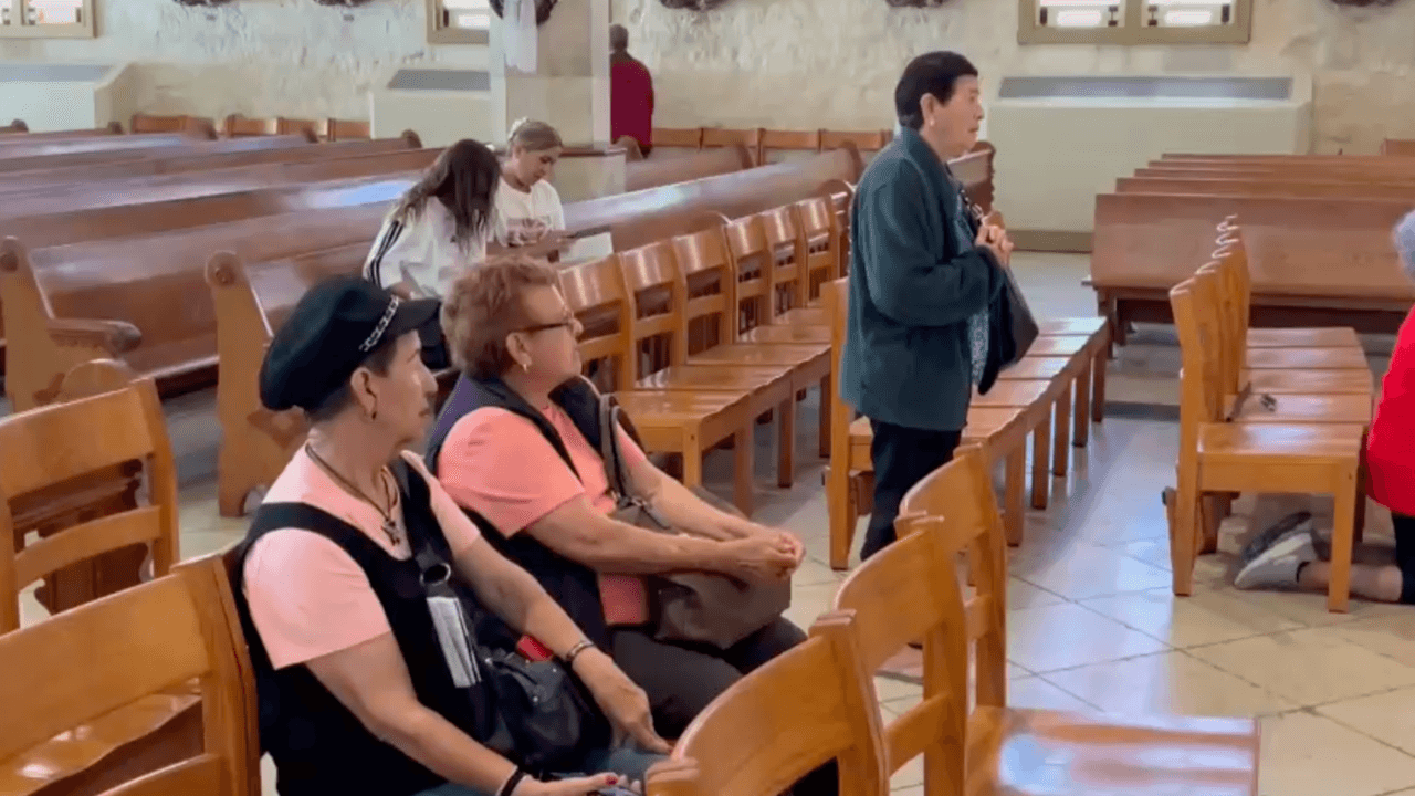 "(El papa fue) un hombre de mucha fe y una persona que amó a Dios y a los demás con toda su alma", dijo García-Siller. "Que le demos gracias a Dios por haber conocido a un hombre, sacerdote, obispo, papa que cumplió lo que el Señor le pidió como una enseñanza para nosotros de buscar hacer la voluntad de Dios hasta el final".