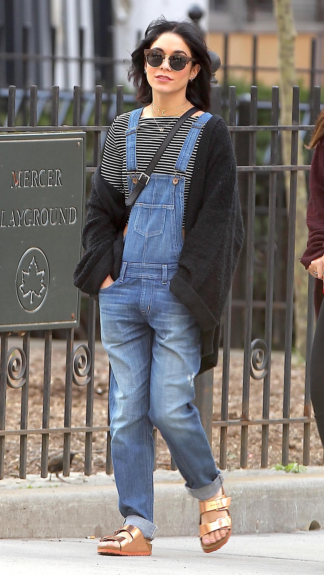 Vanessa Hudgens opta por el negro y logra un 'street style' padrísimo.