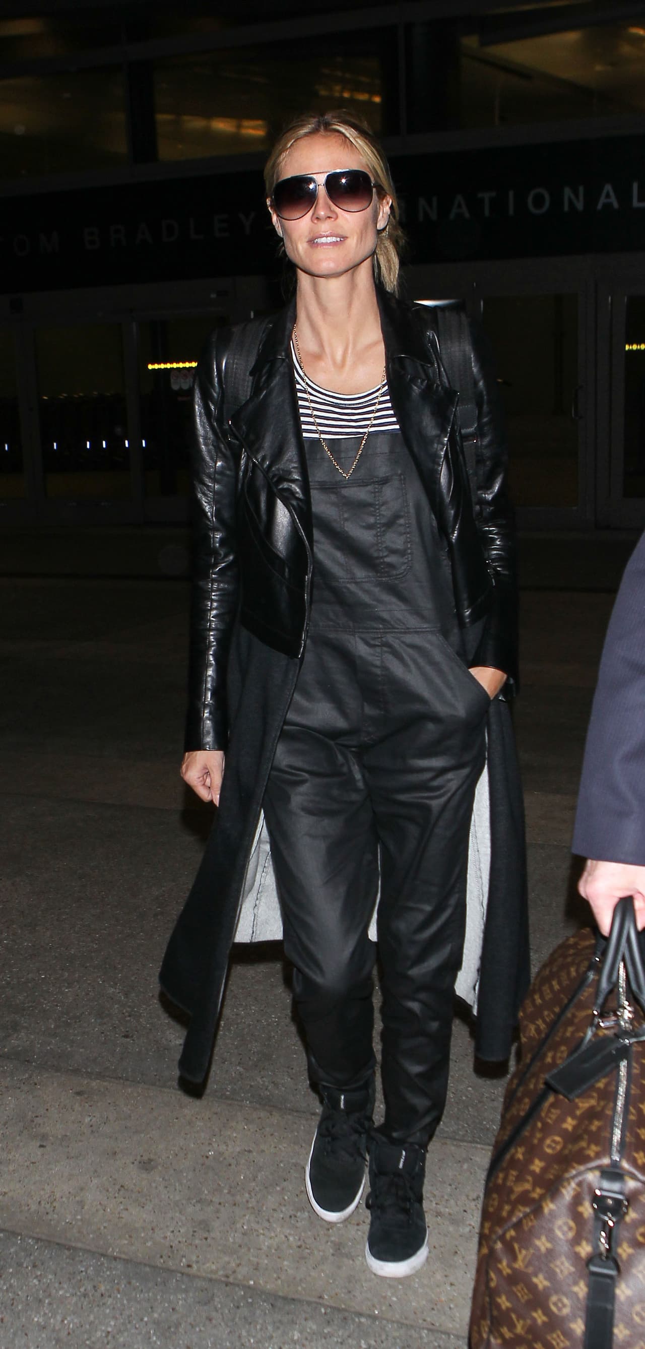 Hay 'overalls' para todos los gustos, y Heidi Klum se ve súper 'rocker' con uno en vinipiel negra.