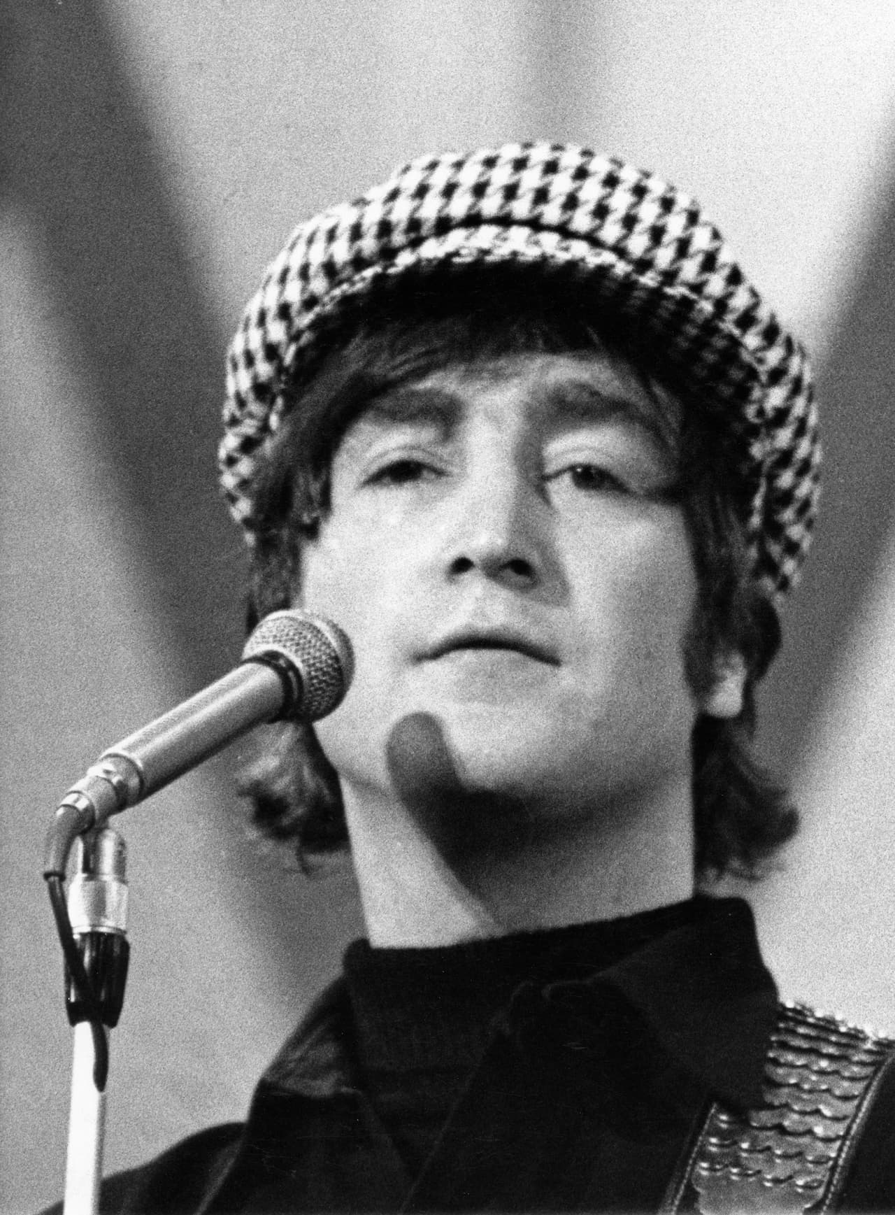 John Lennon, vocalista y compositor de The Beatles, el fallecido músico sigue generando millones para su viuda Joko Ono.