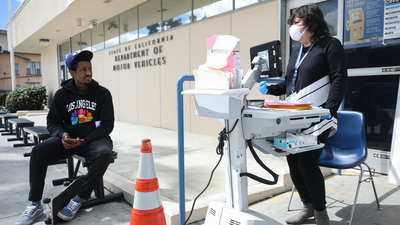 Como resultado, el estado dorado enfrenta los aumentos de casos de forma sistemática, identificando las áreas con mayor riesgo y determinando las acciones que cada jurisdicción debe tomar para disminuir los riesgos de un colapso del sistema de salud.