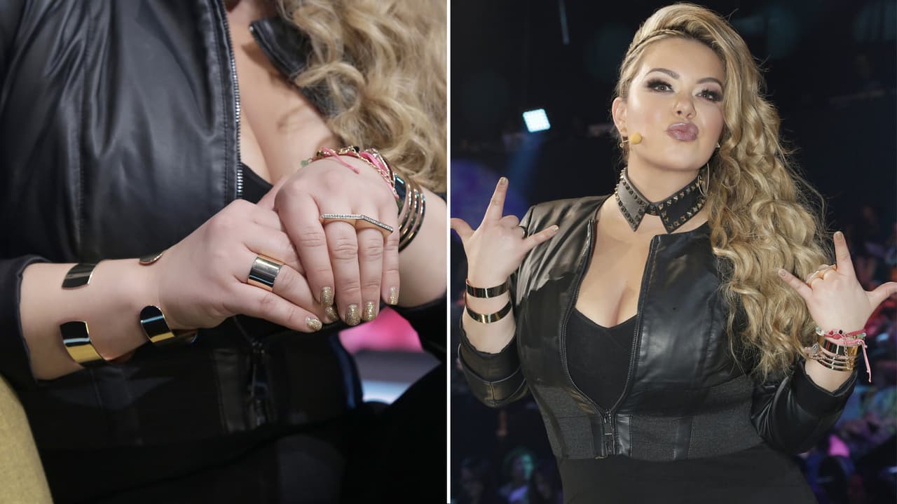 Chiquis continúa inclinada por los anillos y en esta ocasión lució tonos dorados en ellos.