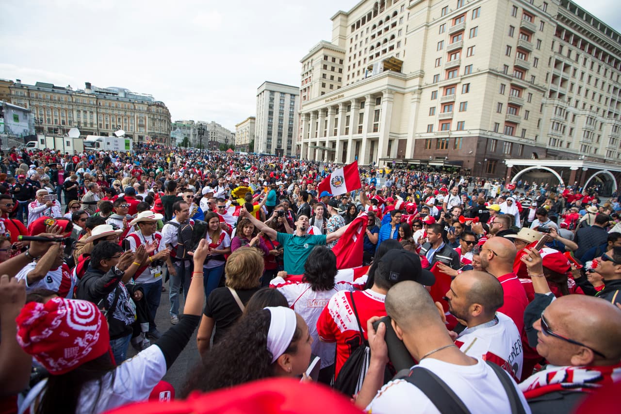 Hasta cientos de hinchas llegan a este tradicional espacio de la historia rusa para hacer presencia por su país.