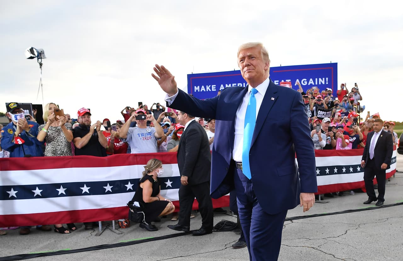 El presidente congregó a cientos de personas a pesar de que la pandemia del 
<a href="https://www.univision.com/temas/coronavirus">coronavirus</a> no cede en Estados Unidos y ha cobrado hasta el momento 7,724 vidas en el estado y más de 187,000 en el país.
<br>