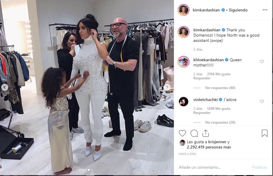 Como se muestra en esta imagen, mientras la empresaria se acomoda el pelo, su hija North West ajusta, junto a Domenico, algunos detalles del vestido. La niña revisa la cintura mientras el famoso diseñador revisa otros aspectos de su creación. 
<b><a href="https://www.instagram.com/p/ByLb7x2go03/">La foto</a></b>
<a href="https://www.instagram.com/p/ByLb7x2go03/"> </a>estuvo acompañada por el texto “¡Gracias, Domenico! Espero que North haya sido una buena asistente".
<br>
