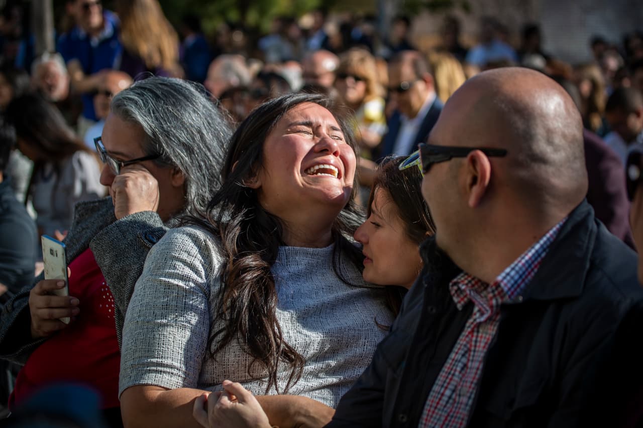 Graciela Maldonado derrama lágrimas de alegría con sus familiares después de enterarse de que continuará su entrenamiento médico de posgrado en medicina de emergencia en Mayo Clinic School of Grad Medical Education en Minnesota.