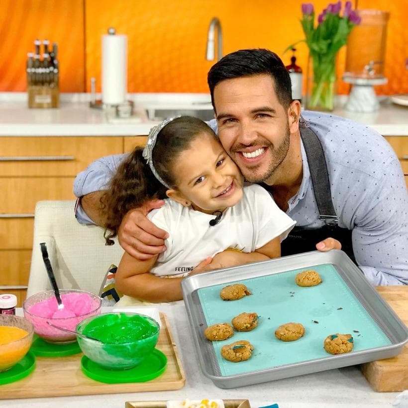 La hija mayor de Yisus ha sido una excelente asistente de cocina para su papá durante algunas transmisiones de Despierta América. En las últimas dos semanas hemos visto a Anabella divertirse entre sabores y colores.