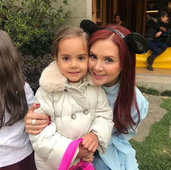 Florencia se tomó fotografías con los niños y en todo momento usó unas tiernas orejas de ratón.