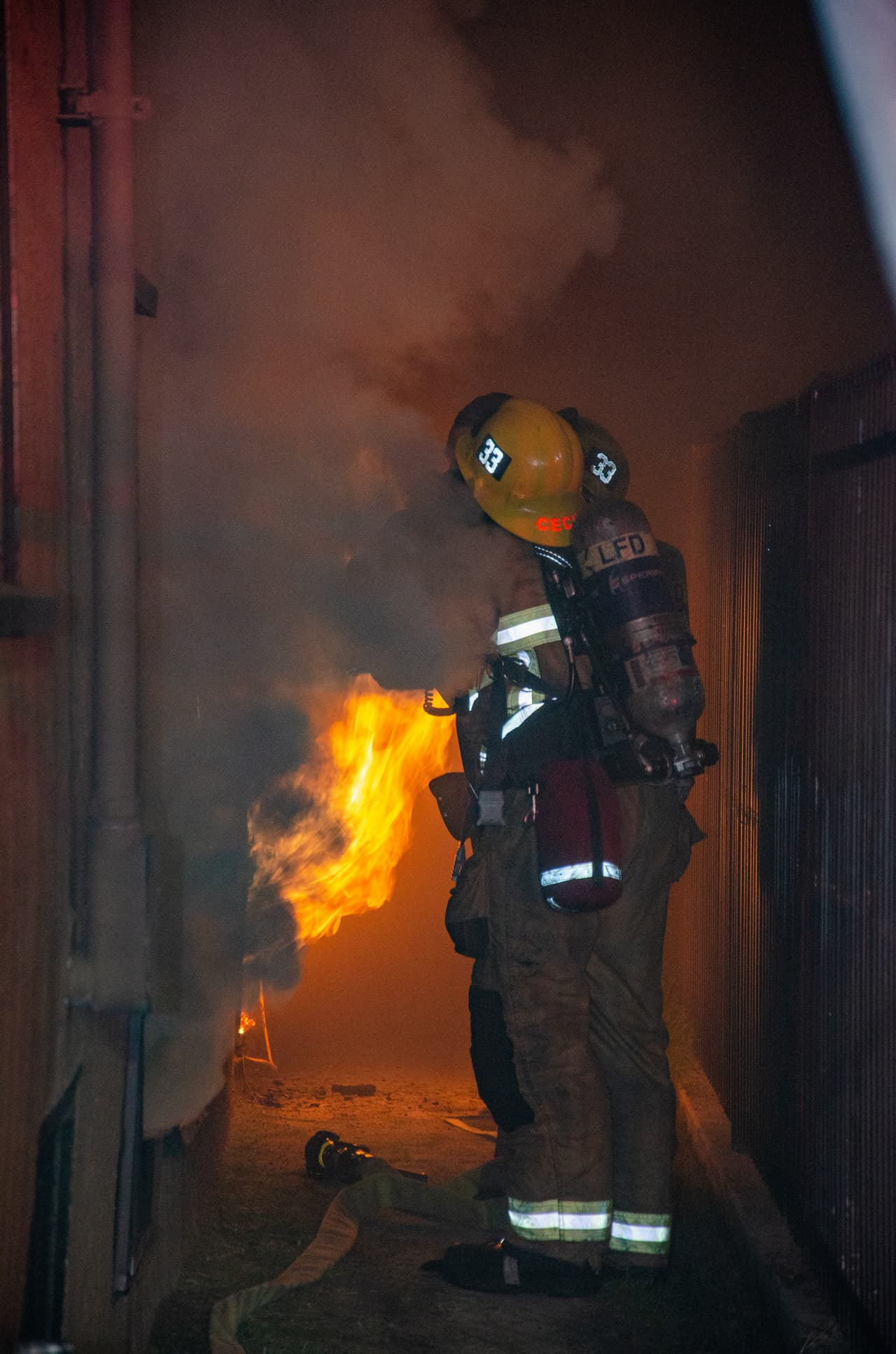 Once bomberos resultaron heridos en este incendio.