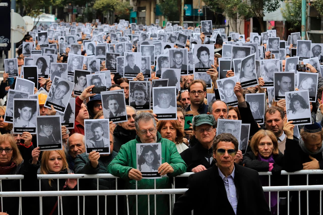 El 18 de julio de 2019, como en cada aniversario del atentado, una multitud conmemoró a las víctimas frente al lugar donde estaba el edificio de la AMIA. En 2015 el fiscal Nisman denunció que un “pacto de entendimiento” con Irán firmado por la entonces presidenta, Cristina Fernández de Kirchner, la comprometía como encubridora.