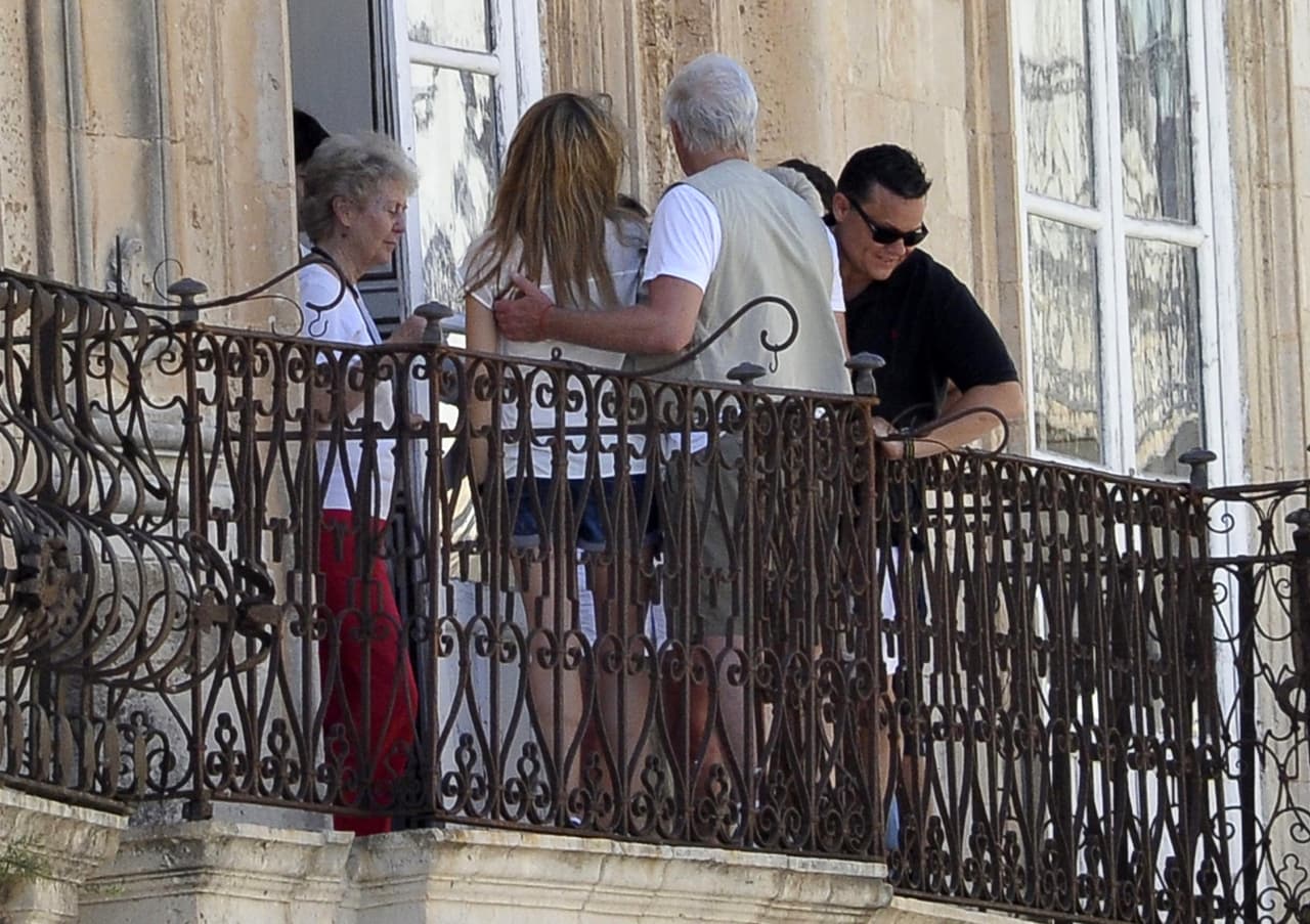 A sus 65 años aún sabe cómo ser todo un galán.