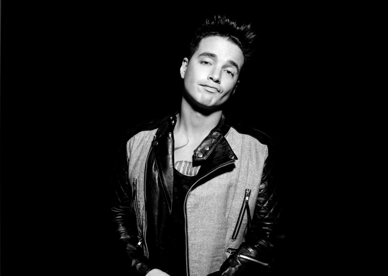 De acuerdo con un comunicado de prensa de su casa disquera, el cantante ya tiene cuatro Certificaciones VEVO.