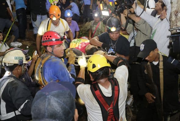 Los primeros cuatro hombres fueron sacados a la superficie en horas de la noche del viernes.