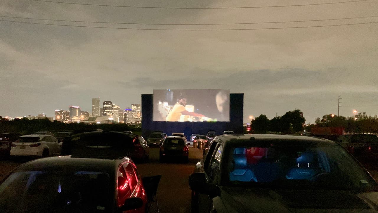 El nuevo autocinema llega a Houston para que disfrutes tus películas favoritas con sana distancia.