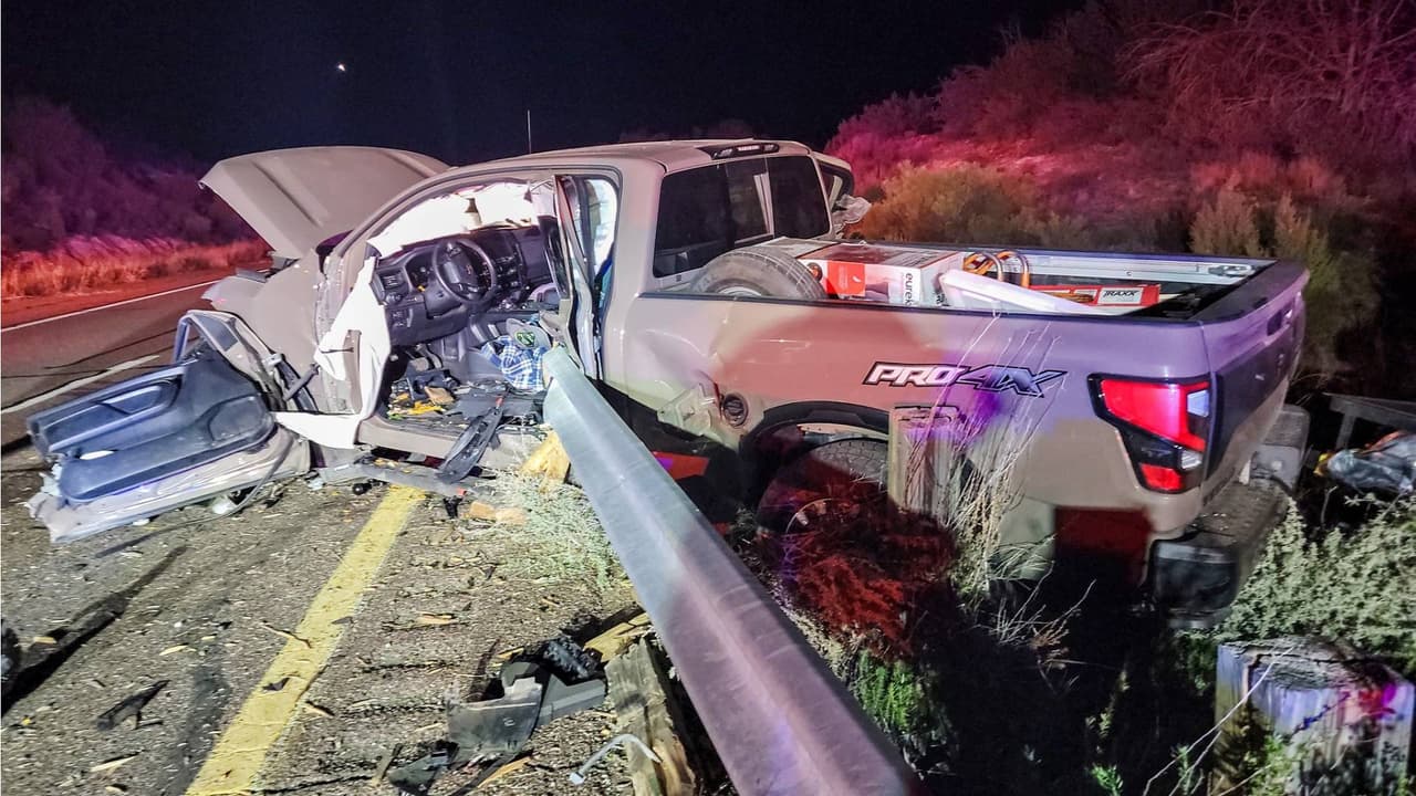 Además, debe indicar su nombre y dirección, así como el número de matrícula del vehículo que conduce y exhibir la licencia de conducir a la persona golpeada o al conductor del otro vehículo involucrado, si es el caso.