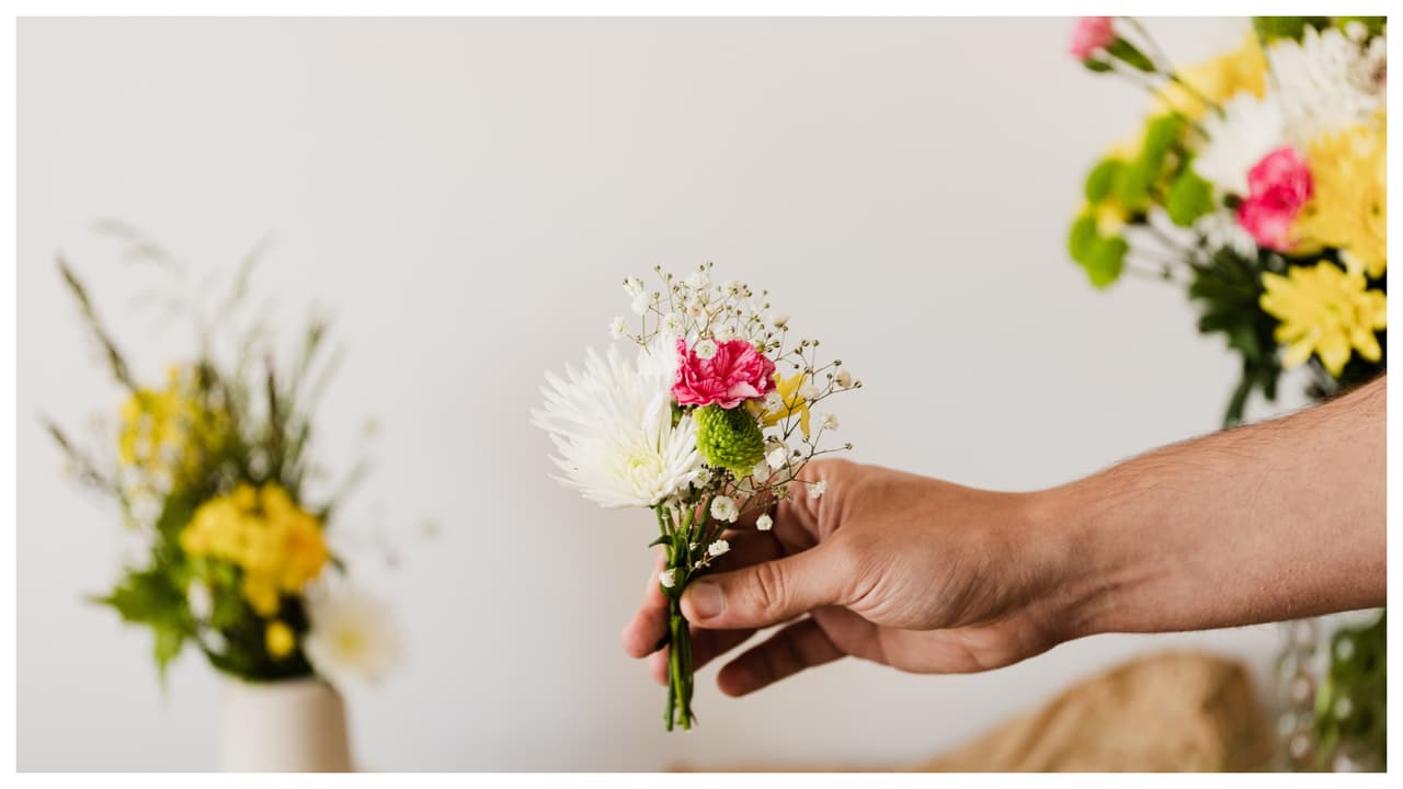 <b>Vende manualidades</b>
<br>En nuestra lista de 10 ideas para ganar dinero extra antes de las fiestas navideñas, hay una que siempre tiene mucha demanda: los productos hechos a mano, como velas, jabones artesanales, adornos florales, piezas de joyería, accesorios tejidos y bordados… Todo esto tiene una buena exposición (y acogida) en Etsy.