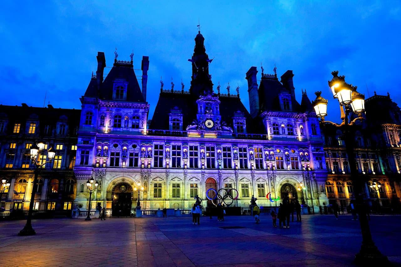 El ayuntamiento de París con los colores de la bandera de Ucrania, un día antes del comienzo de la invasión rusa.