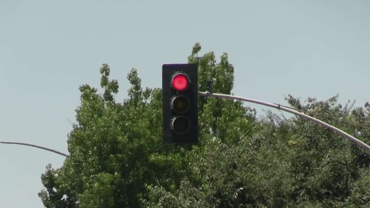 Líderes locales buscarán instalar cámaras en semáforos para identificar a conductores imprudentes en Fresno
