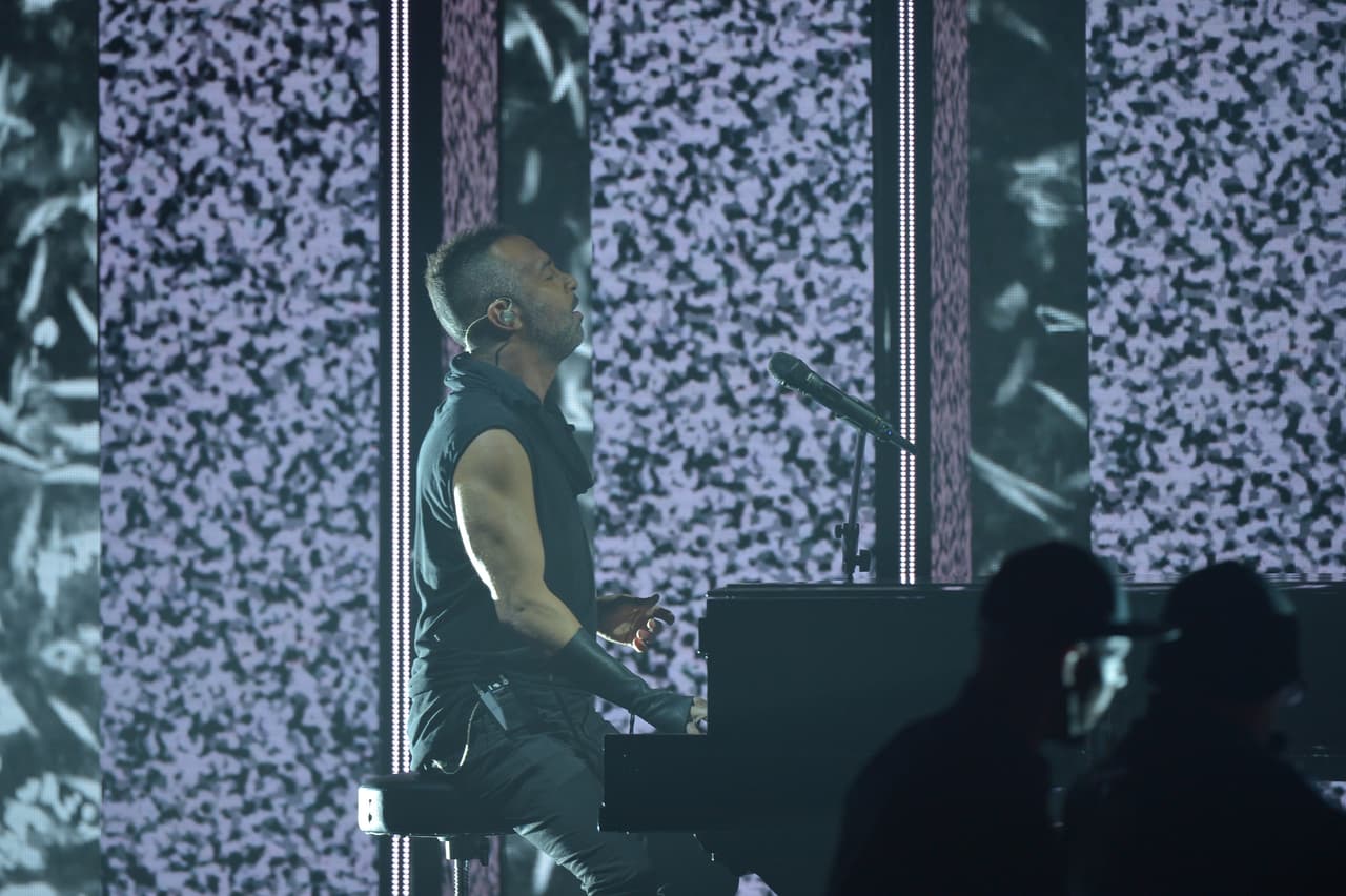 Al piano Mario Domm y los dos cantando con todo el
<i>feeling</i> del mundo.