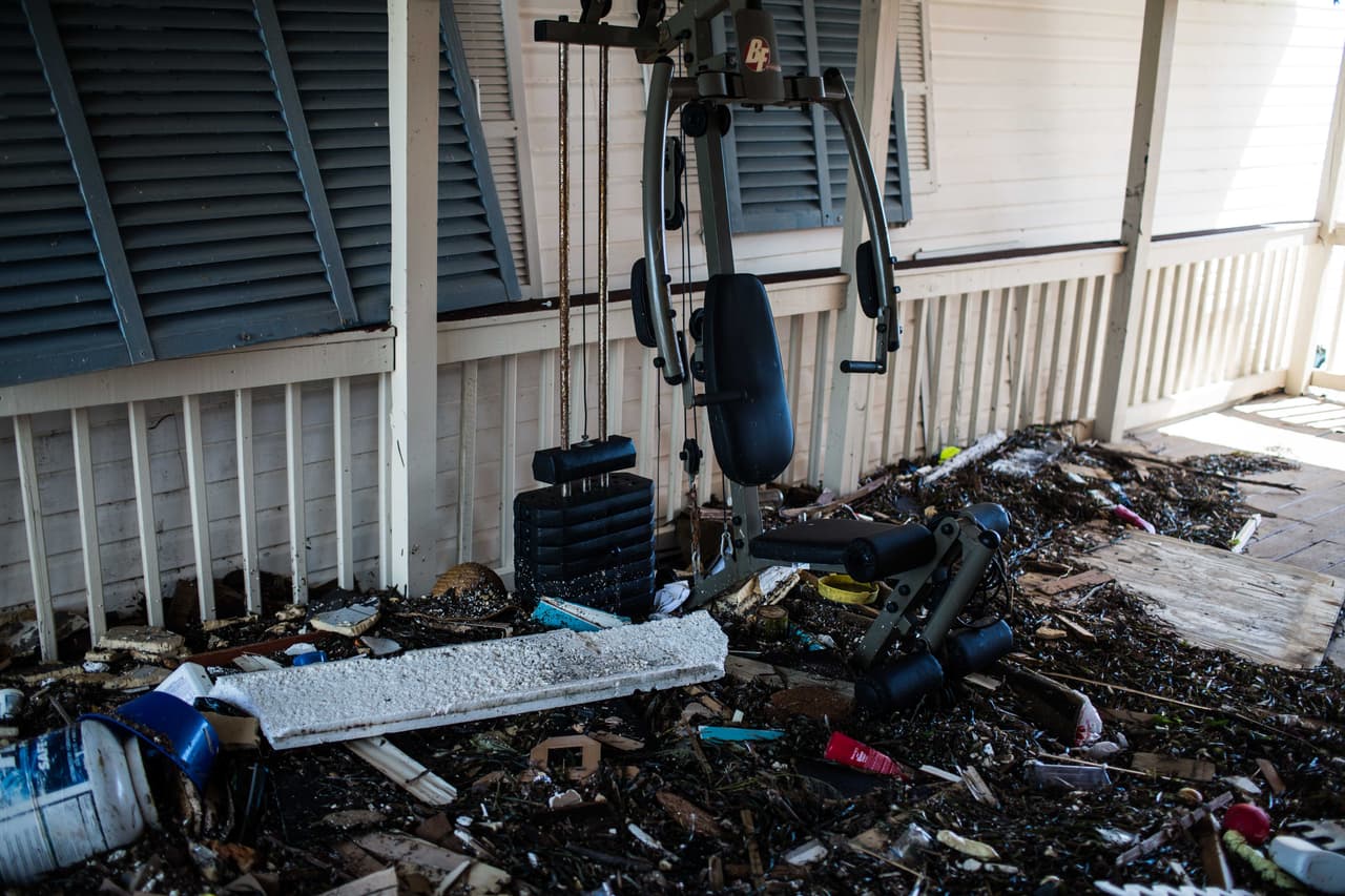 Una máquina para ejercitar pectorales a las afueras de una casa. Almudena Toral/Univision Digital