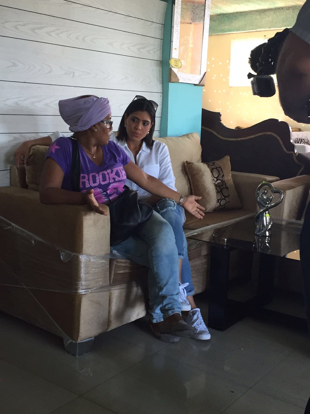 Aunque ella se sentía un poco abrumada al escuchar a su hija pidiéndole comprara todo, pues era el regalo de amor que quería darle.