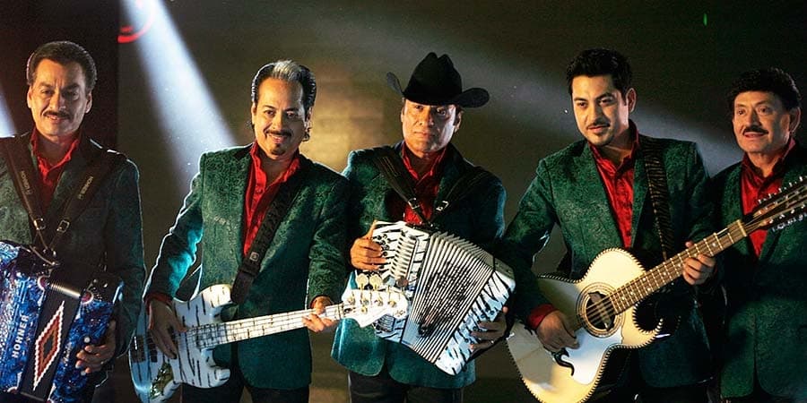 El mayor de los hermanos Hernández, es otro maestro del acordeón y junto a este instrumento y sus compañeros han recorrido gran parte del mundo llevando la música regional mexicana como principal estandarte.