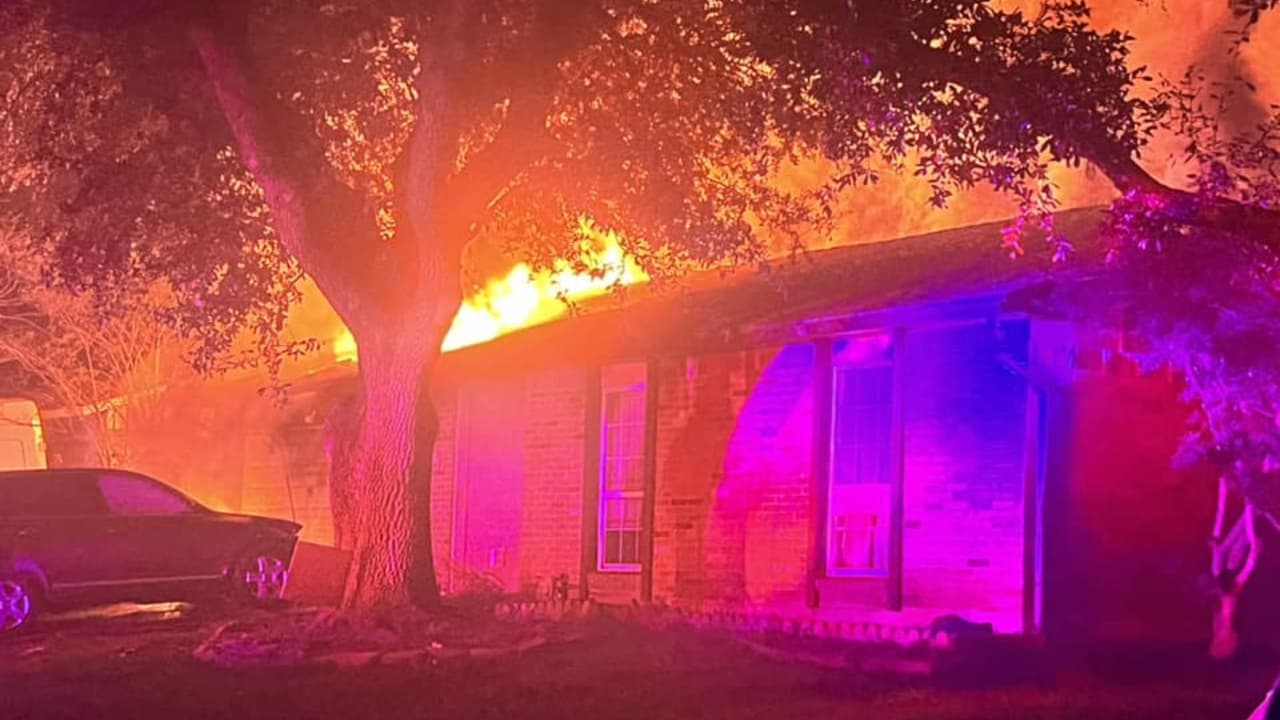 Una de las situaciones más destacadas de la noche fue el último incendio 
<b>registrado en la subdivisión de Glencairn</b>, ubicada aproximadamente a 26 minutos al oeste del centro de Houston.