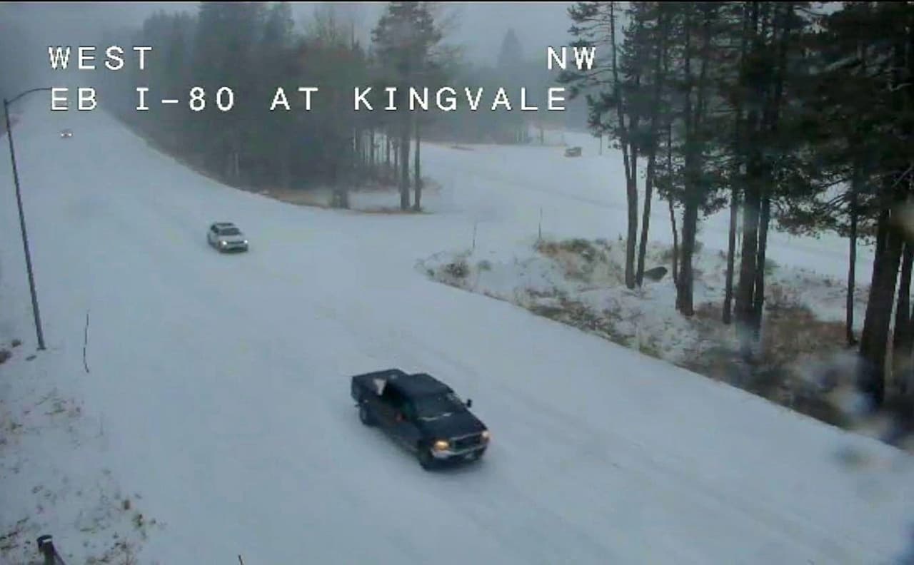 Si bien 
<a href="https://www.univision.com/local/san-francisco-kdtv/hidroplaneo-al-volante-que-es-y-como-evitar-perder-el-control-de-tu-vehiculo-cuando-manejas-en-la-lluvia" target="_blank">el hidroplaneo en los caminos mojados</a> es uno de los principales problemas durante la temporada de lluvias, 
<a href="https://www.univision.com/local/san-francisco-kdtv/pronostican-temperaturas-gelidas-de-hasta-25-f-para-la-noche-de-accion-de-gracias" target="_blank">las bajas temperaturas que se esperan para los próximos días</a> traen consigo otro peligro para los automovilistas: 
<a href="https://www.univision.com/local/san-francisco-kdtv/sabes-que-es-el-hielo-negro-te-explicamos-por-que-es-un-peligro-durante-la-semana-de-accion-de-gracias" target="_blank">el hielo negro</a>.