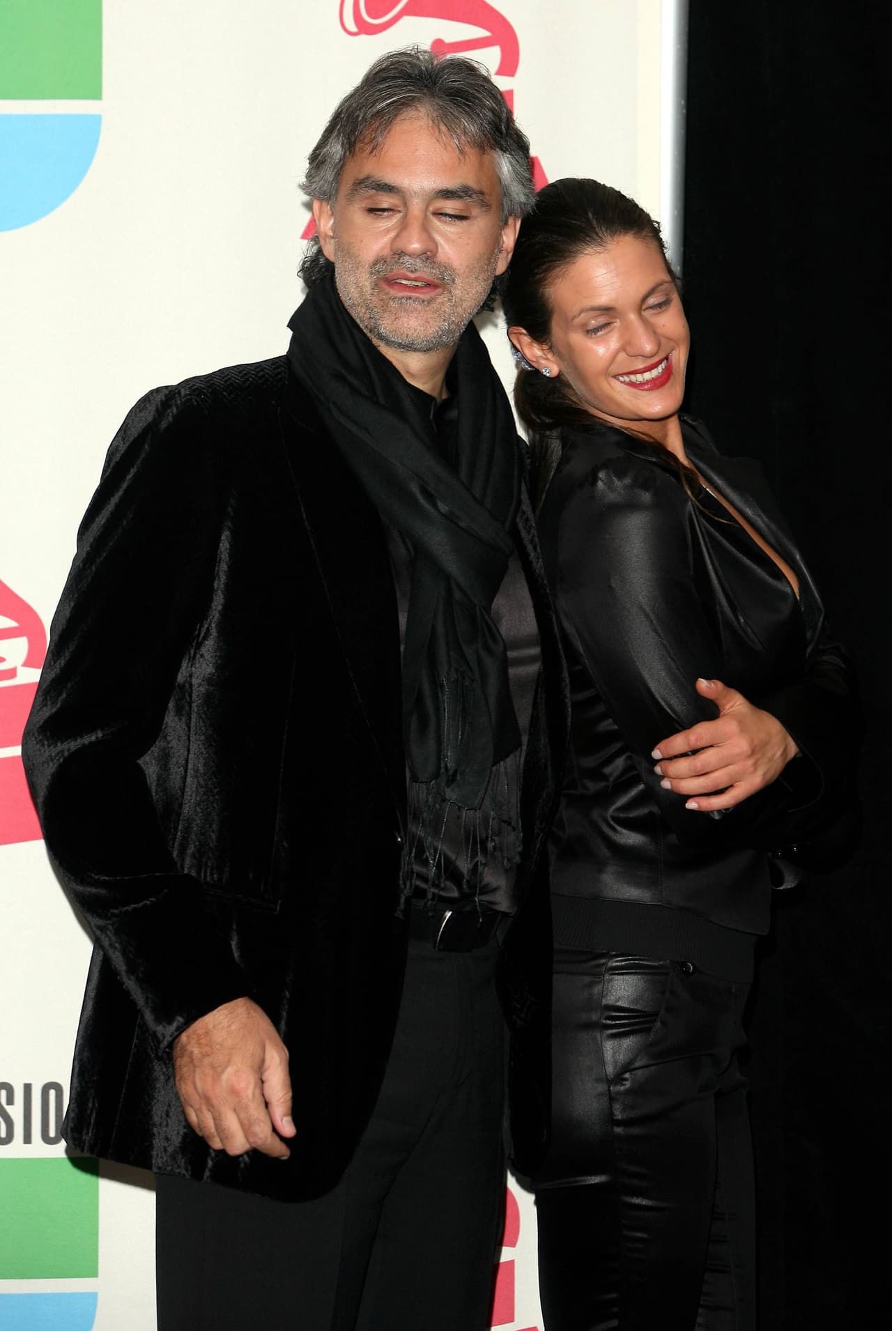 Andrea Bocelli y su esposa Verónica Berti han formado parte de la historia de las parejitas en Latin GRAMMY. Ellos caminaron por esta gala en 2007 y se dejaron ver muy felices.