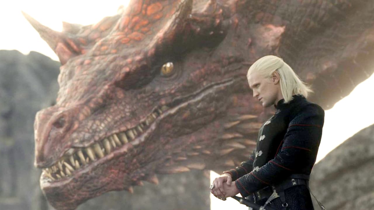 Daemon Targaryen monta a Caraxes, un dragón de cuello de serpiente y brillantes escamas rojas.