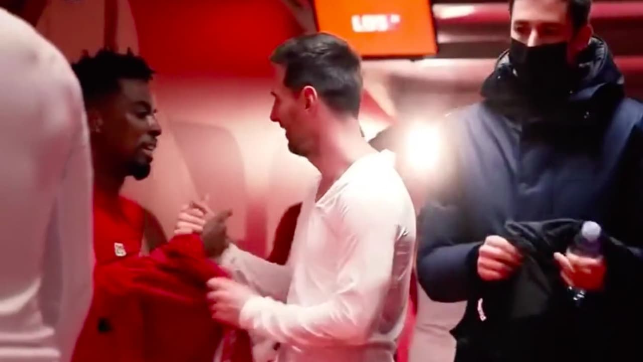 Lionel Messi solicitó su camiseta a Angel Gomes al acabar el encuentro entre PSG y Lille