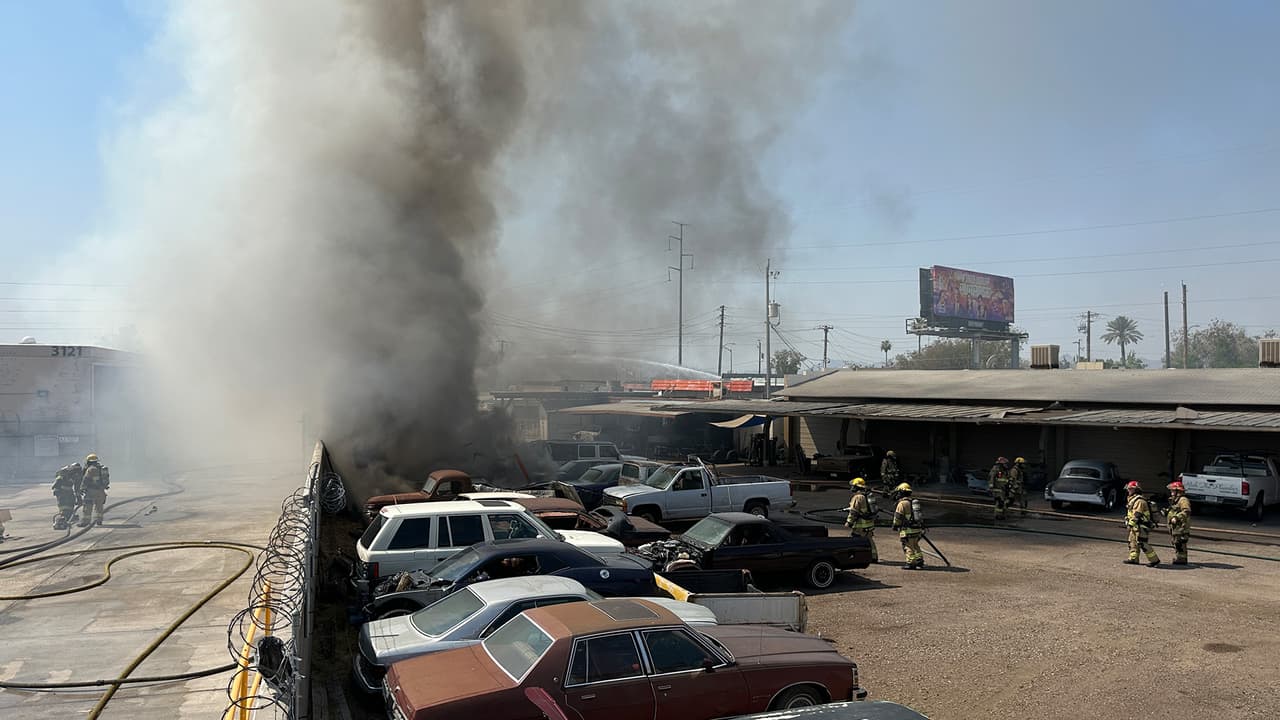 La mañana de este jueves 22 de julio se registró un incendio en el estacionamiento de un taller automotriz en el área de 35th Ave. e Indian School Rd, al noroeste de Phoenix.