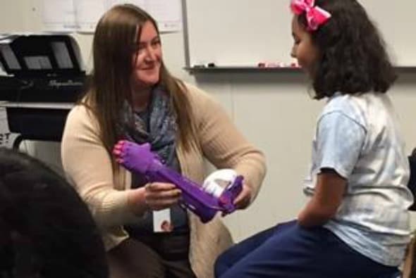 Cuando Jeanine Woodman, su maestra de orquesta notó que Tatiana estaba luchando contracorriente para poder tocar el instrumento, buscó una alternativa para ayudarle.