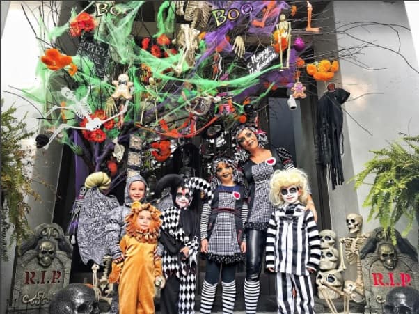 En esta imagen vemos a la conductora con sus hijos disfrazados de 'Beetlejuice', león, arlequín, dragón y una muñeca.