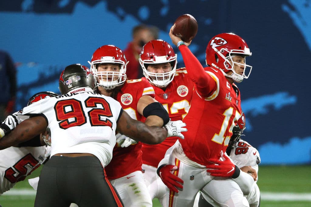 La defensa de los Tampa Bay deja a Patrick Mahomes sin pase de anotación y con dos intercepciones en la arrolladora victoria de los Buccaneers 9-31 sobre los Kansas City Chiefs. Tom Brady demuestra porque es el mejor y con tres pases de anotación y sin intercepciones consigue su séptimo anillo de Super Bowl.