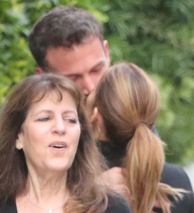 Ese día, el actor fue captado sin JLo y 
<b><a href="https://www.univision.com/famosos/hijos-de-ben-affleck-y-jennifer-garner-fotos" target="_blank">solo junto a los tres hijos que tuvo</a></b> con su exesposa Jennifer Garner: Violet (15 años), Seraphina (12) y Samuel (9). 
<br>