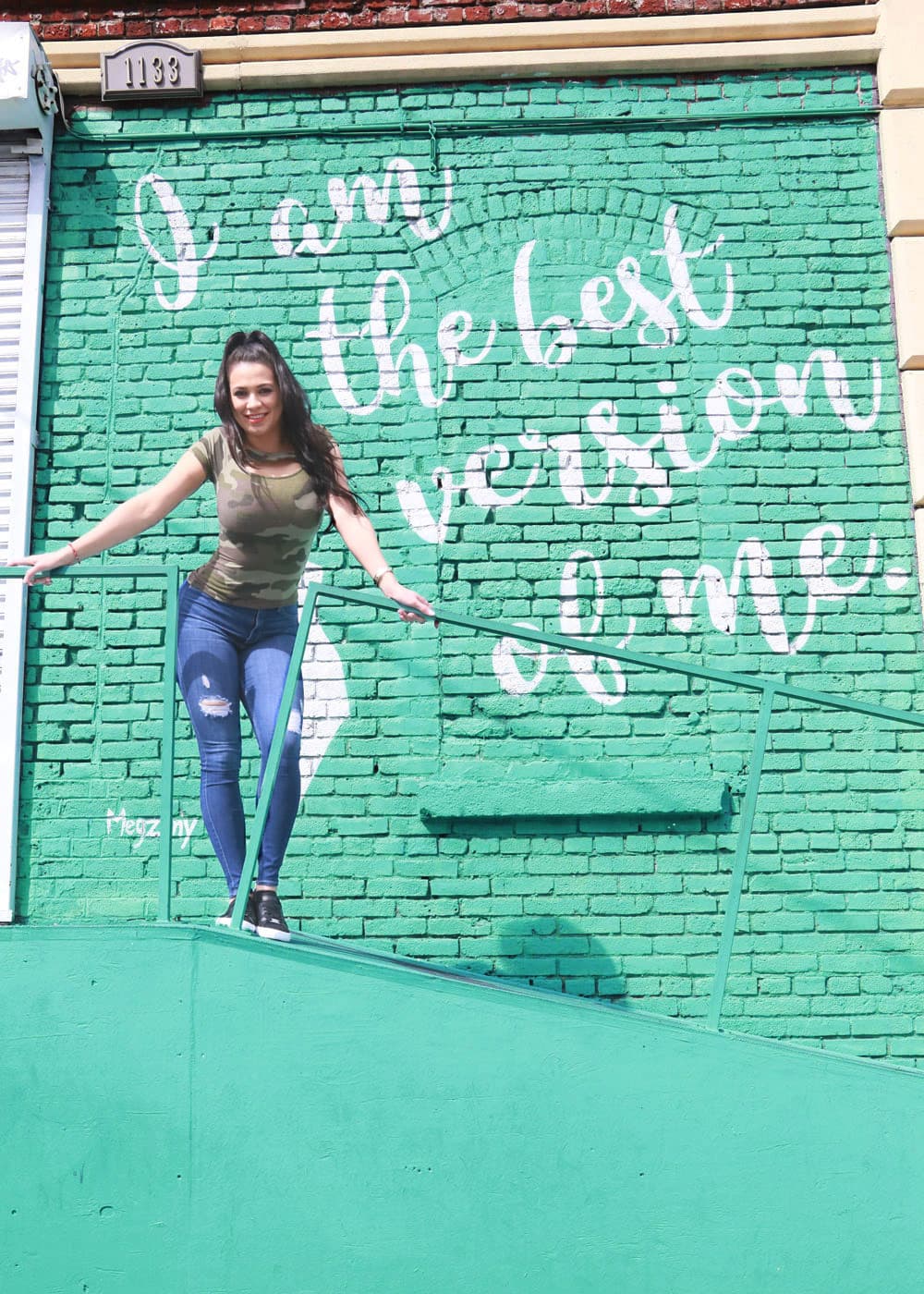 Mientras que 
<b>Carlita</b> optó por posar frente a esta pared con la frase "Yo soy la mejor versión de mí misma".