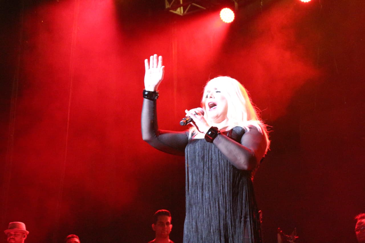 “Gracias a KQ por esta invitación espectacular... de venir a compartir una noche de amorrrrrr en el Choliseo”-Ednita Nazario.