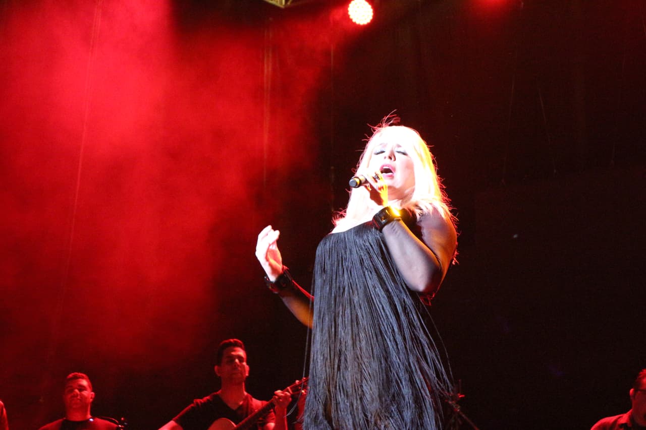 “Gracias a KQ por esta invitación espectacular... de venir a compartir una noche de amorrrrrr en el Choliseo”-Ednita Nazario.