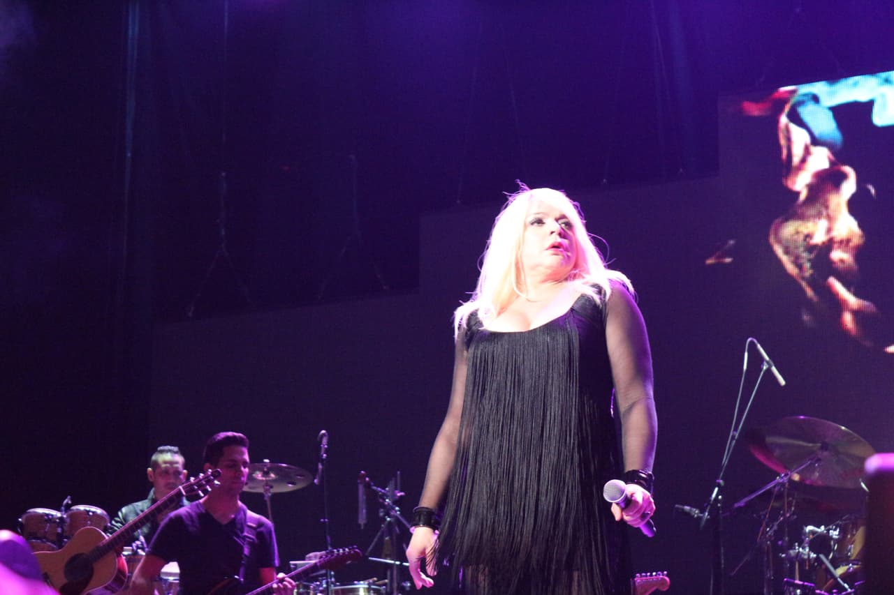 “Gracias a KQ por esta invitación espectacular... de venir a compartir una noche de amorrrrrr en el Choliseo”-Ednita Nazario.