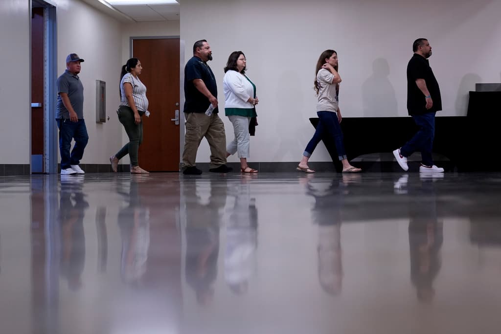 Las familias de las víctimas de la masacre en Uvalde consignan que mientras los estudiantes y maestros seguían los 
<b>protocolos frente a un atacante armado activo</b>, hubo policías que no acataron los suyos.