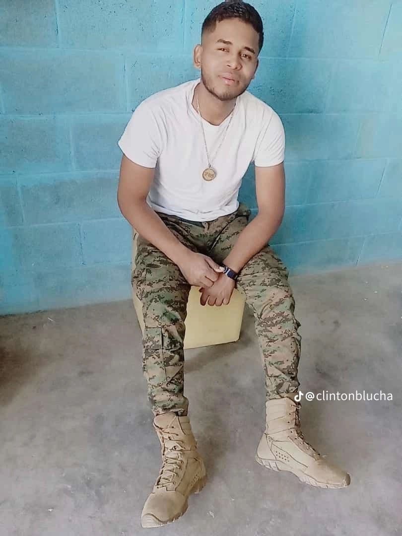 Clinton Blucha luce medalla con iniciales del cartel del Noreste