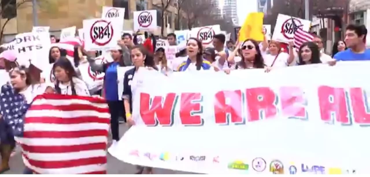 Residentes de todo Texas viajan a Austin para manifestarse contra la propuesta de ley que busca acabar con las ‘ciudades santuario’