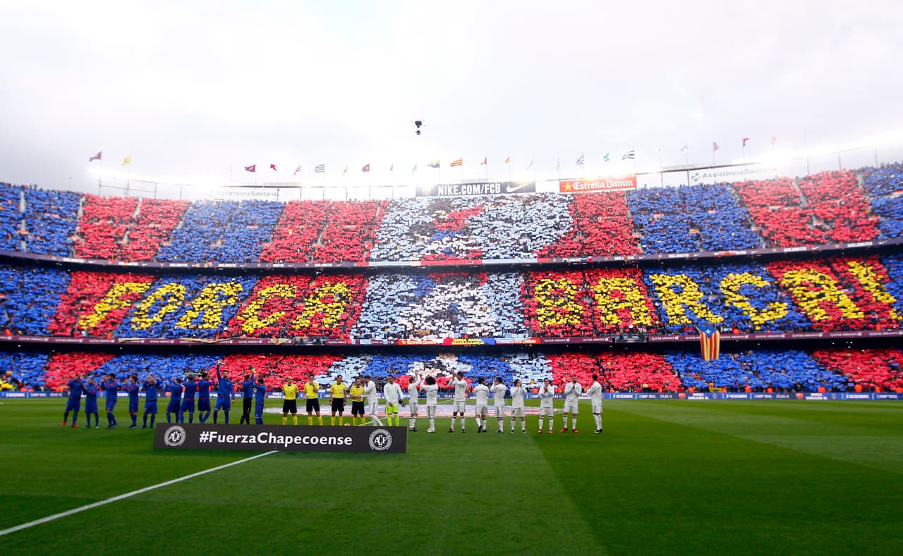 De esta manera con un apoyo colorido con un mosaico para el Barcelona y con un sentido homenaje al Chapecoense se vivió el ambiente en el partido Barcelona-Real Madrid, un clásico de España y del mundo del fútbol.