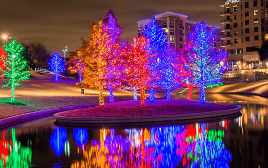 <b>Vitruvian Lights.</b> Hasta el 1 de enero el parque Vitruvian (3966 Vitruvian Way, Addison) se convierte en un festival de luces de 6:00 a 10:00 pm. Podrá observar más de 500 árboles con lucecitas. El alcalde de Addison Joe Chow celebrará el inicio de la temporada el 24 de noviembre a las 6:00 pm.